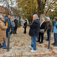Die SPD bei einer Ortsbesichtigung am neu gestalteten Platz zwischen Prof.-Jäcklein-Straße. und Spitalstraße für den die SPD-Stadtratsfraktion als Namensgeber Wilhelm-Joseph-Behr vorschlägt. Im Vordergrund Stadträtin Barbara Nikola-Bier, MdL Volkmar Halbl